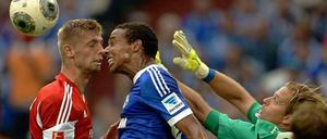 Augen zu und durch: Schalkes Matip (r.) und Hamburgs Sobiech im Luftduell.