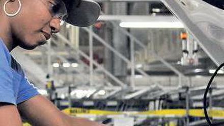 Rund 2000 Mitarbeiter sollen in Chattanooga bis zu 150 000 Autos bauen. Derzeit ist das eine US-Version des Passat, demnächst könnte ein Geländewagen hinzu kommen. Neben VW bauen auch Mercedes und BMW im Süden der USA Autos.