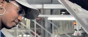 Rund 2000 Mitarbeiter sollen in Chattanooga bis zu 150 000 Autos bauen. Derzeit ist das eine US-Version des Passat, demnächst könnte ein Geländewagen hinzu kommen. Neben VW bauen auch Mercedes und BMW im Süden der USA Autos.  