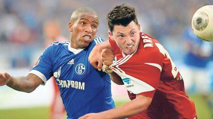 Mitreißend. Schalkes Jefferson Farfan (l.) und Hamburgs Tolgay Arslan im direkten Duell. Beide Mannschaften offenbarten jedoch in der Defensive große Schwächen. Foto: AFP