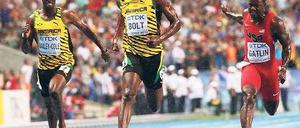 Ende eines Arbeitstags. Usain Bolt schien der Sieg diesmal mehr Mühe zu bereiten als sonst. Links neben ihm der Viertplatzierte Kemar Bailey-Cole, rechts der Zweitplatzierte Justin Gatlin. Foto: dpa
