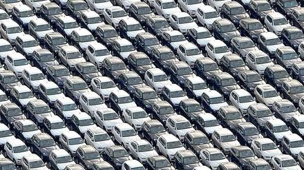 Neue Autos stehen in Bremerhaven bereit für den Export per Schiff in andere Länder.