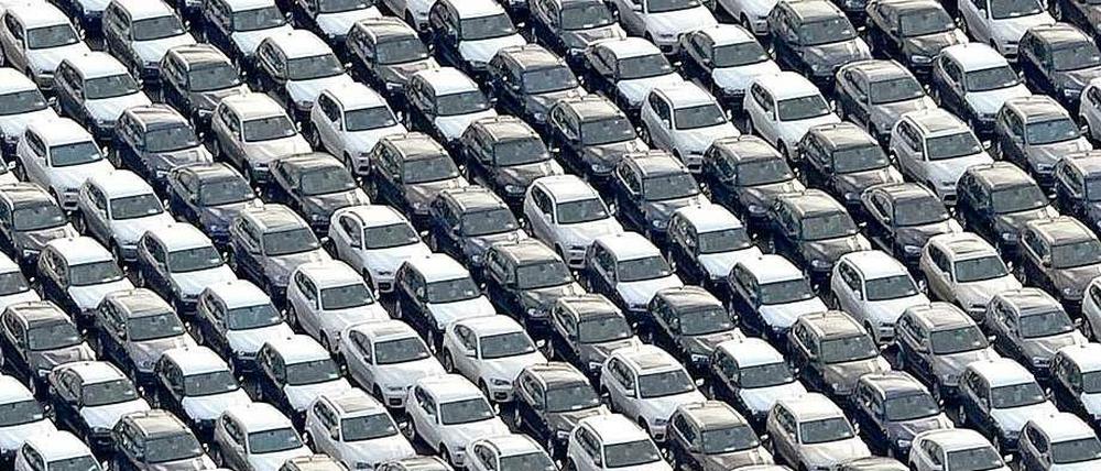 Neue Autos stehen in Bremerhaven bereit für den Export per Schiff in andere Länder.