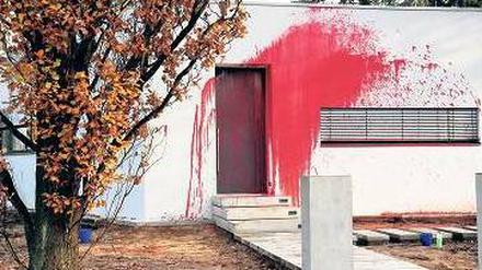 Verunstaltet. Ein mit Farbbeuteln beworfenes Haus in Zehlendorf.