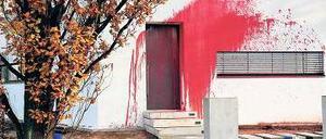 Verunstaltet. Ein mit Farbbeuteln beworfenes Haus in Zehlendorf.