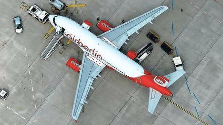 Ansicht von oben: Ein Flugzeug aus der Air-Berlin-Flotte auf einer Parkposition des Flughafens Berlin Tegel. 