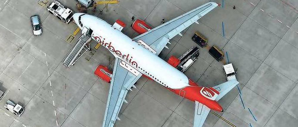 Ansicht von oben: Ein Flugzeug aus der Air-Berlin-Flotte auf einer Parkposition des Flughafens Berlin Tegel.