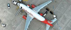 Ansicht von oben: Ein Flugzeug aus der Air-Berlin-Flotte auf einer Parkposition des Flughafens Berlin Tegel.