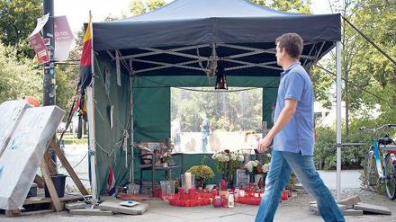Die Erinnerung stirbt nie. Täglich kommen Touristen und Berliner zum Gedenkort für Jonny K. am Alexanderplatz.