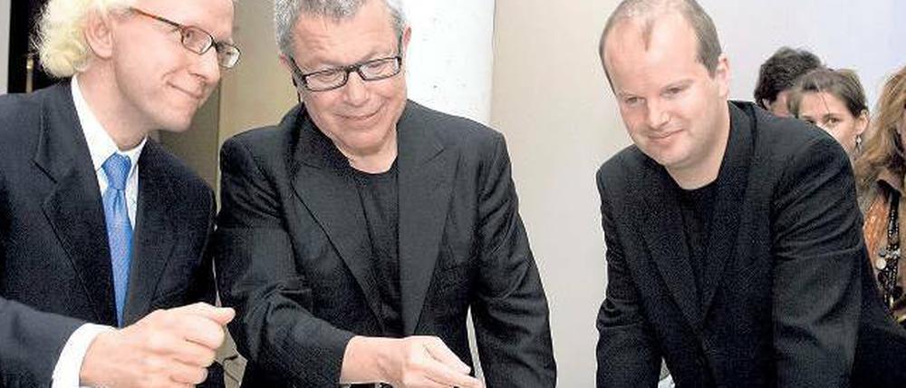 Leuphana-Präsident, Vizepräsident und Architekt mit dem Modell des Neubaus.
