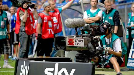 Kneipen-Wirte, die über den Bezahlsender Sky Fußballübertragungen zeigen wollen, müssen künftig tiefer in die Tasche greifen. Teilweise steigen die Preise um bis zu 100 Prozent.