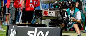 Kneipen-Wirte, die über den Bezahlsender Sky Fußballübertragungen zeigen wollen, müssen künftig tiefer in die Tasche greifen. Teilweise steigen die Preise um bis zu 100 Prozent.