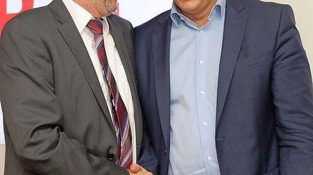 Kommen und Gehen. Platzeck gratuliert BER-Aufsichtsratschef Wowereit.