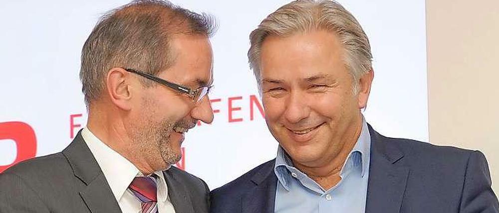 Kommen und Gehen. Platzeck gratuliert BER-Aufsichtsratschef Wowereit.