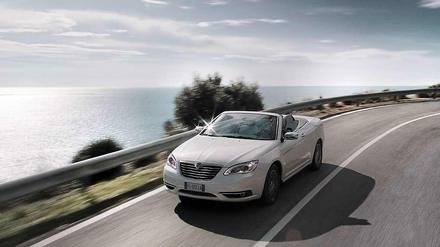 Einst als Chrysler Sebring geboren, dann als 200C wiedererstanden segelt der US-Boy nun als Lancia Flavia durch Europa.