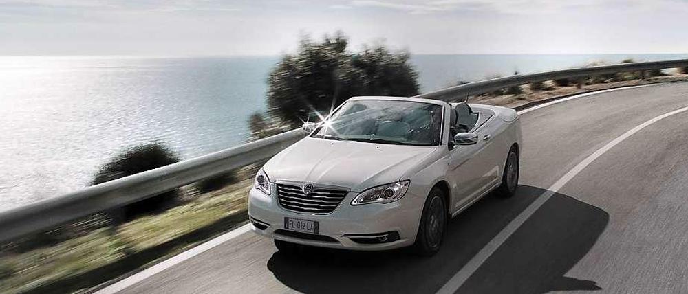 Einst als Chrysler Sebring geboren, dann als 200C wiedererstanden segelt der US-Boy nun als Lancia Flavia durch Europa.