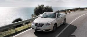 Einst als Chrysler Sebring geboren, dann als 200C wiedererstanden segelt der US-Boy nun als Lancia Flavia durch Europa.