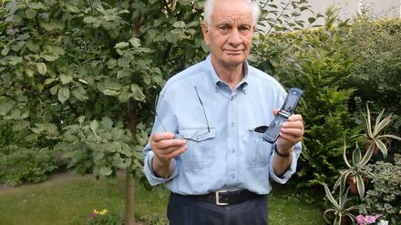Unser Autor Horst Meyer und sein Handy, mit dem er nicht mehr störungsfrei telefonieren kann