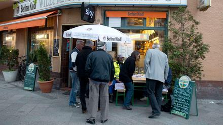 Bier, Fußball - und Kommerz: Das gibt es an der Eckkneipe. 