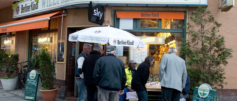 Bier, Fußball - und Kommerz: Das gibt es an der Eckkneipe. 