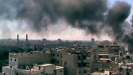 Bürgerkrieg in Syrien: Über der Stadt Homs steigt Rauch auf. 