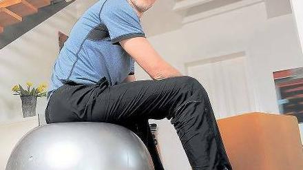 Immer am Ball: Trainer Steffen Nitsch zeigt die Sportübungen zum 14. Spieltag. 
