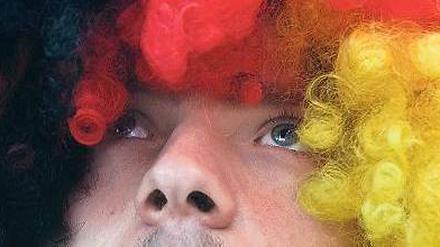 Dem Lock-Ruf gefolgt. Manche Kostümierung auf der Fanmeile würde auch zum Auftritt bei der Parade zum Christopher Street Day passen. Foto: dapd/Steffi Loos