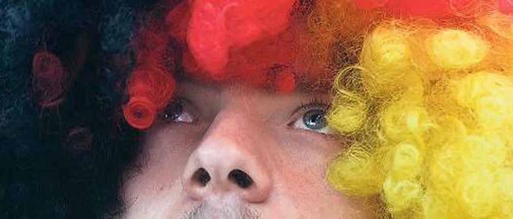 Dem Lock-Ruf gefolgt. Manche Kostümierung auf der Fanmeile würde auch zum Auftritt bei der Parade zum Christopher Street Day passen. Foto: dapd/Steffi Loos