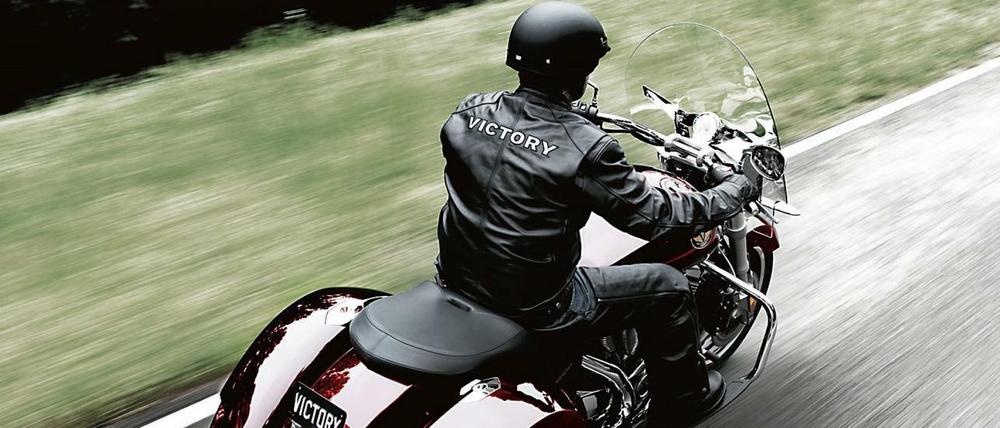Straßendampfer: Die Victory Cross Roads Classic ist alles andere als ein leichtes Motorrad. Aber die 340 Kilogramm machen sich beim Handling kaum bemerkbar.