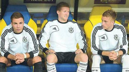 Bankrettung. Die Nationalspieler Mario Götze, André Schürrle und Marco Reus (von links) würden sich die EM lieber vom Spielfeld aus ansehen. Beim Spiel gegen die defensiven Griechen lauern die dribbelstarken Offensivleute auf ihre Chance.