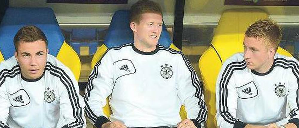 Bankrettung. Die Nationalspieler Mario Götze, André Schürrle und Marco Reus (von links) würden sich die EM lieber vom Spielfeld aus ansehen. Beim Spiel gegen die defensiven Griechen lauern die dribbelstarken Offensivleute auf ihre Chance.