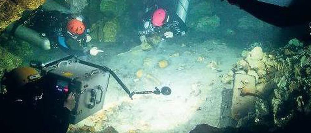 Arbeit unter Wasser. In den gefluteten Höhlen auf der Halbinsel Yucatan finden sich viele Zeugnisse der Maya-Kultur. Sie werden akribisch dokumentiert, aber meist nicht geborgen. Viele von ihnen würden beim Kontakt mit Luftsauerstoff bald zerfallen. 