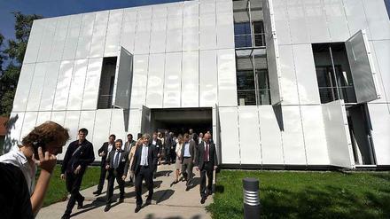 Der Regierende Bürgermeister Klaus Wowereit bei einem Besuch im MDC.