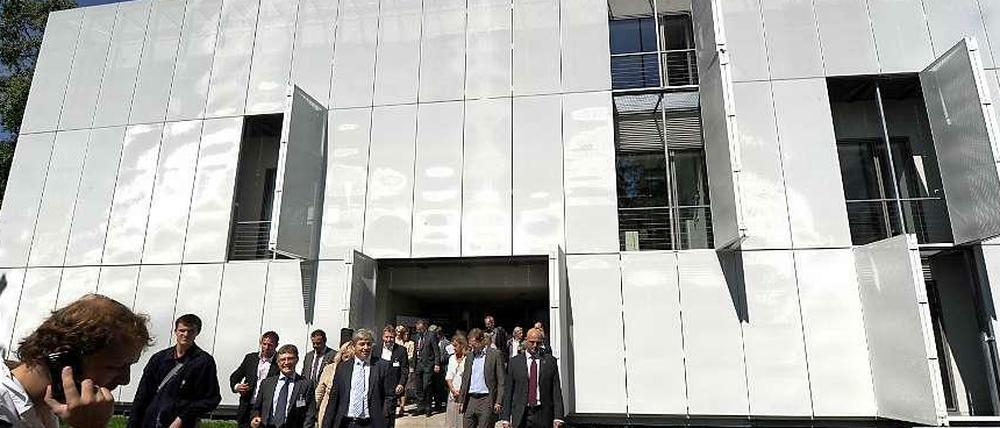 Der Regierende Bürgermeister Klaus Wowereit bei einem Besuch im MDC.