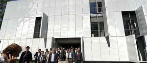 Der Regierende Bürgermeister Klaus Wowereit bei einem Besuch im MDC.