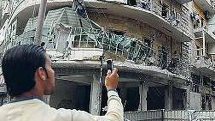 Mit Handys filmen die Menschen, wie hier in Aleppo, die Zerstörung in ihrem Land und stellen die Bilder ins Netz. Reporter nutzen das Material für ihre Berichte. Foto: AFP