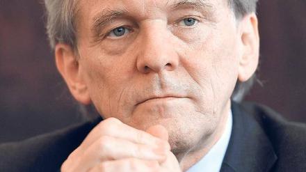 Karl Max Einhäupl, der Neurologe ist 66 Jahre alt und leitet die größte Universitätsklinik Europas: An der Charité arbeiten fast 16.000 Schwestern, Pfleger, Ärzte und Techniker.