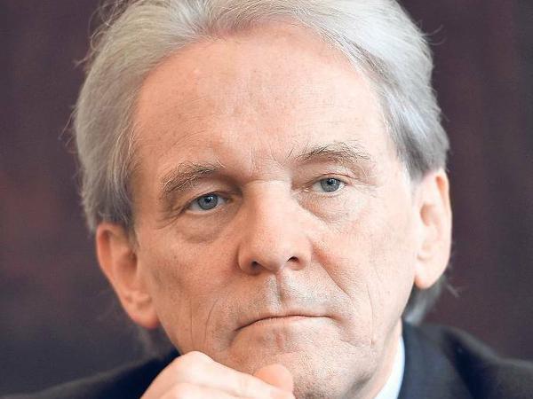 Karl Max Einhäupl, der Neurologe ist 66 Jahre alt und leitet die größte Universitätsklinik Europas: An der Charité arbeiten fast 16.000 Schwestern, Pfleger, Ärzte und Techniker.