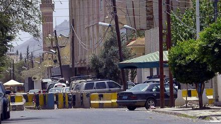 Absperrungen vor dem Gebäude der duetschen Botschaft in Sanaa.