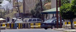Absperrungen vor dem Gebäude der duetschen Botschaft in Sanaa.