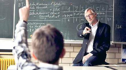 Benoten darf nur einer. Eigentlich sollten nicht nur Lehrer ihre Schüler bewerten, sondern auch umgekehrt. Doch die Schüler-Befragungen laufen bisher nur schleppend an. 