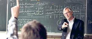 Benoten darf nur einer. Eigentlich sollten nicht nur Lehrer ihre Schüler bewerten, sondern auch umgekehrt. Doch die Schüler-Befragungen laufen bisher nur schleppend an. 