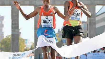 Berlin-Marathon-Sieger 2012: Geoffrey Mutai aus Kenya (links). Foto: Reuters