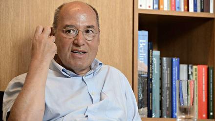 Gregor Gysi in seinem Büro im Bundestag