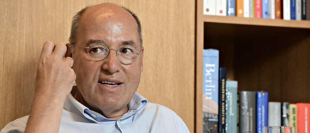 Gregor Gysi in seinem Büro im Bundestag