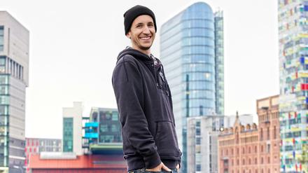 RBB-Moderator Chris Guse will Politikern auf den Zahn fühlen.