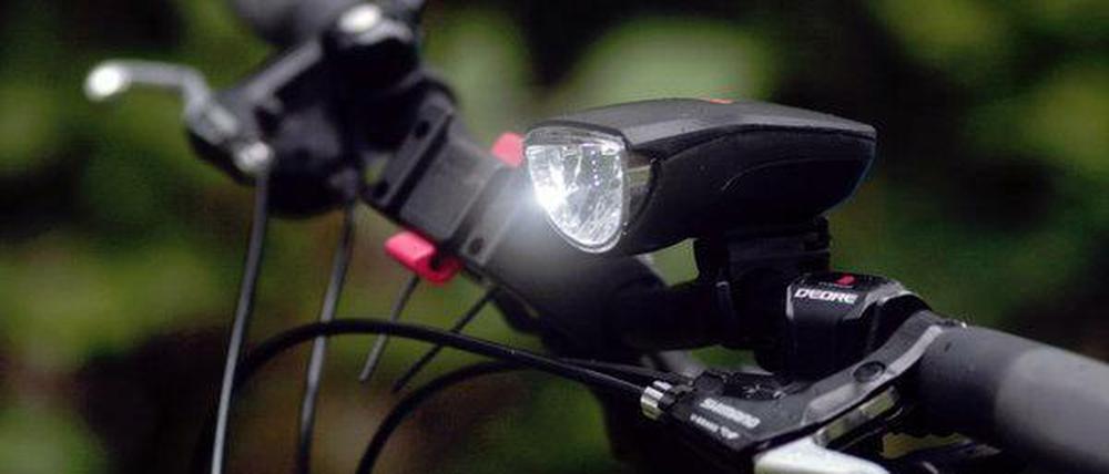 Leuchtet immer, aber nicht immer gesetzesgemäß: Akku-Lampen müssen ein Prüfzeichen haben.