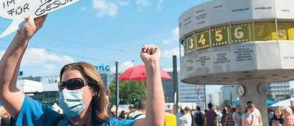 Protest für bessere Pflege. Am Sonnabend demonstrierten Krankenschwestern und Pfleger der Charité am Alexanderplatz.