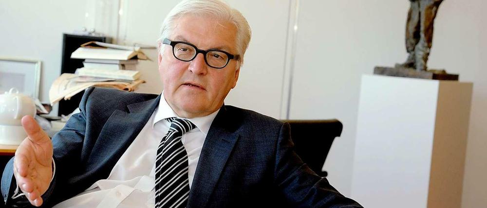 Frank-Walter Steinmeier beim Interview in seinem Bundestagsbüro in Berlin