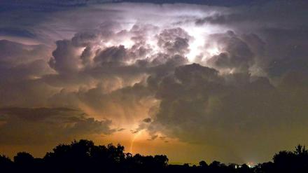 Ein Blitz in der Nähe von Geseke in Nordrhein-Westfalen. Auch in Berlin gibt für den späten Nachmittag und die Abendstunden Warnungen für teils erhebliche Gewitter.